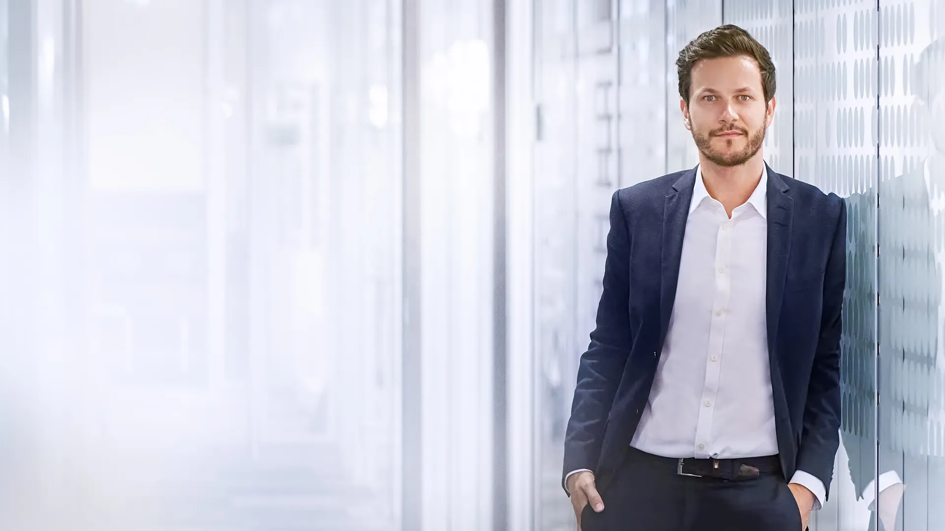 Teaser_Image_Fürst_Martin.jpg Ein Mann im Anzug